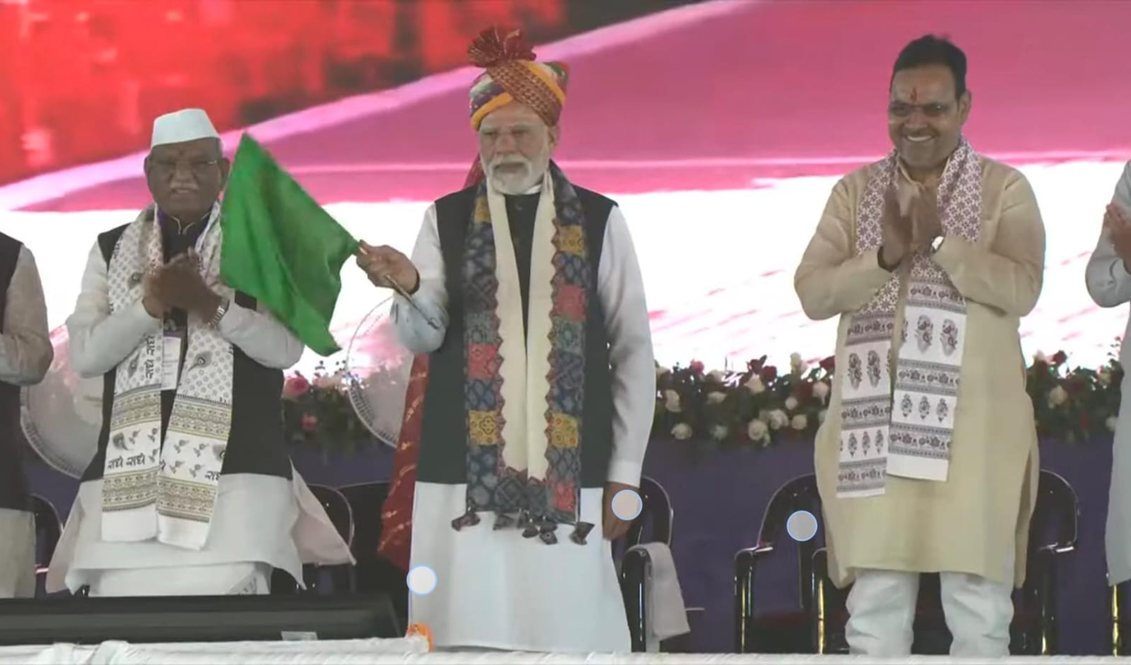 पीएम नरेंद्र मोदी ने 134 करोड़ के हैंगिंग ब्रिज की सौगात के साथ दी कई सौगाते