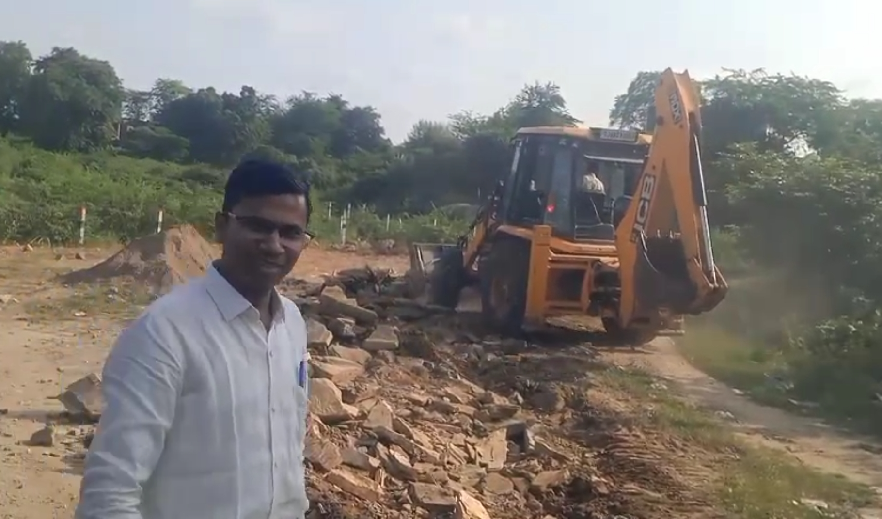 खबर का असर: नगरपालिका ने ध्वस्त किया अतिक्रमण, रास्ता हुआ मुक्त