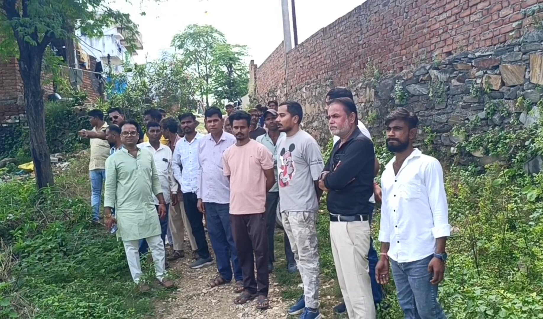 बुरहानी हार्डवेयर गोदाम के पीछे नगर पालिका अध्यक्ष ने किया मोका मुआयना अतिक्रमण का वार्ड वासियों ने लगाया था आरोप