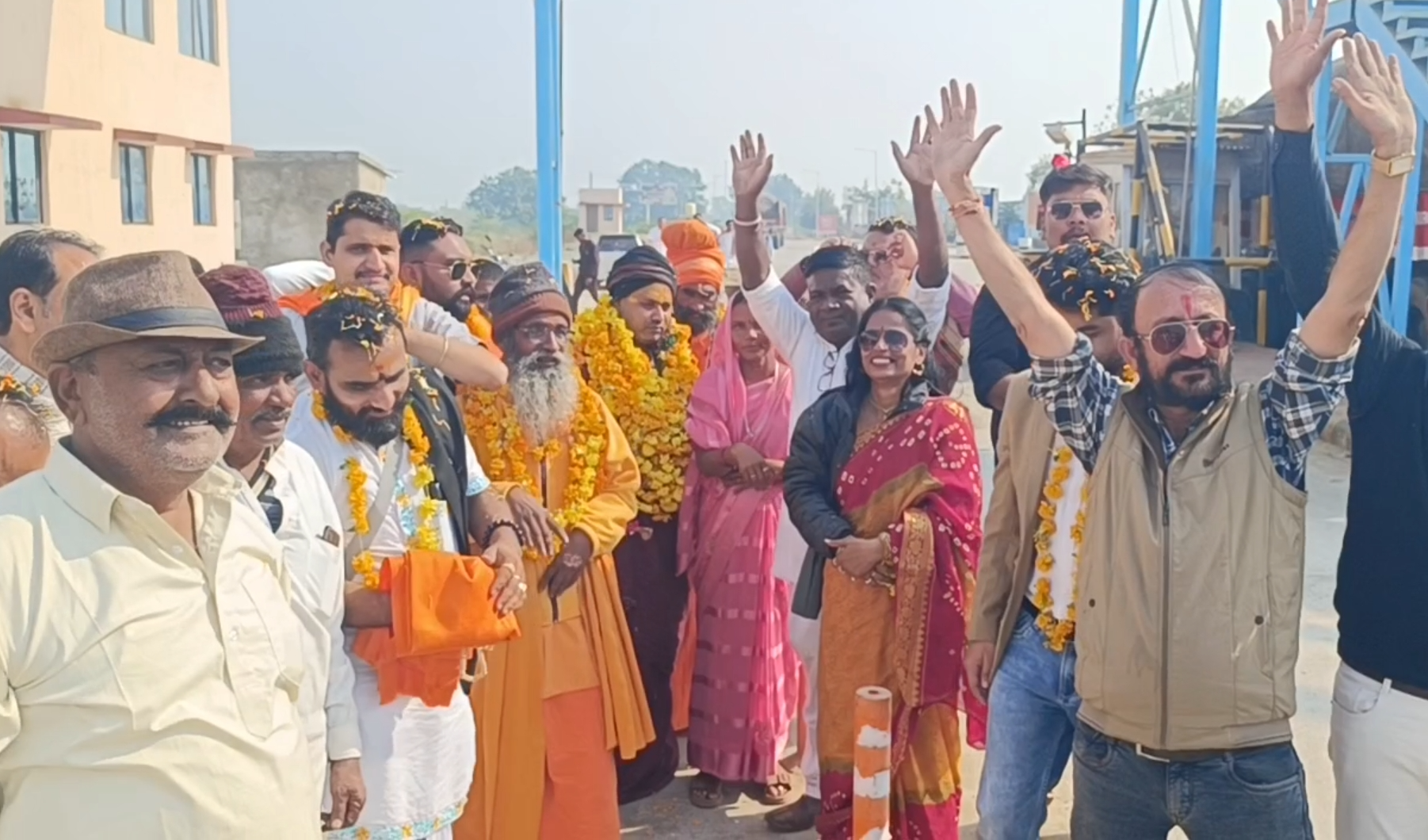 पाडला हाडलिया टोल प्लाजा पर गौ सेवा यात्रा का सरपंच द्वारा किया गया जबरदस्त स्वागत