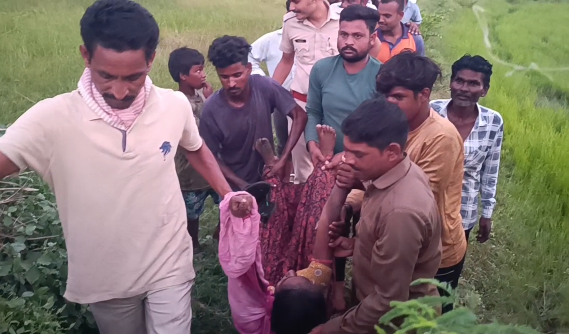 अज्ञात महिला का शव पेड़ से लटका मिला क्षेत्र में फैली सनसनी